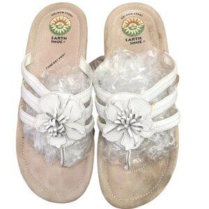 Earth Shoes Woman's Leather Thong Sandals White Leather Flower Detail Size 10.5
